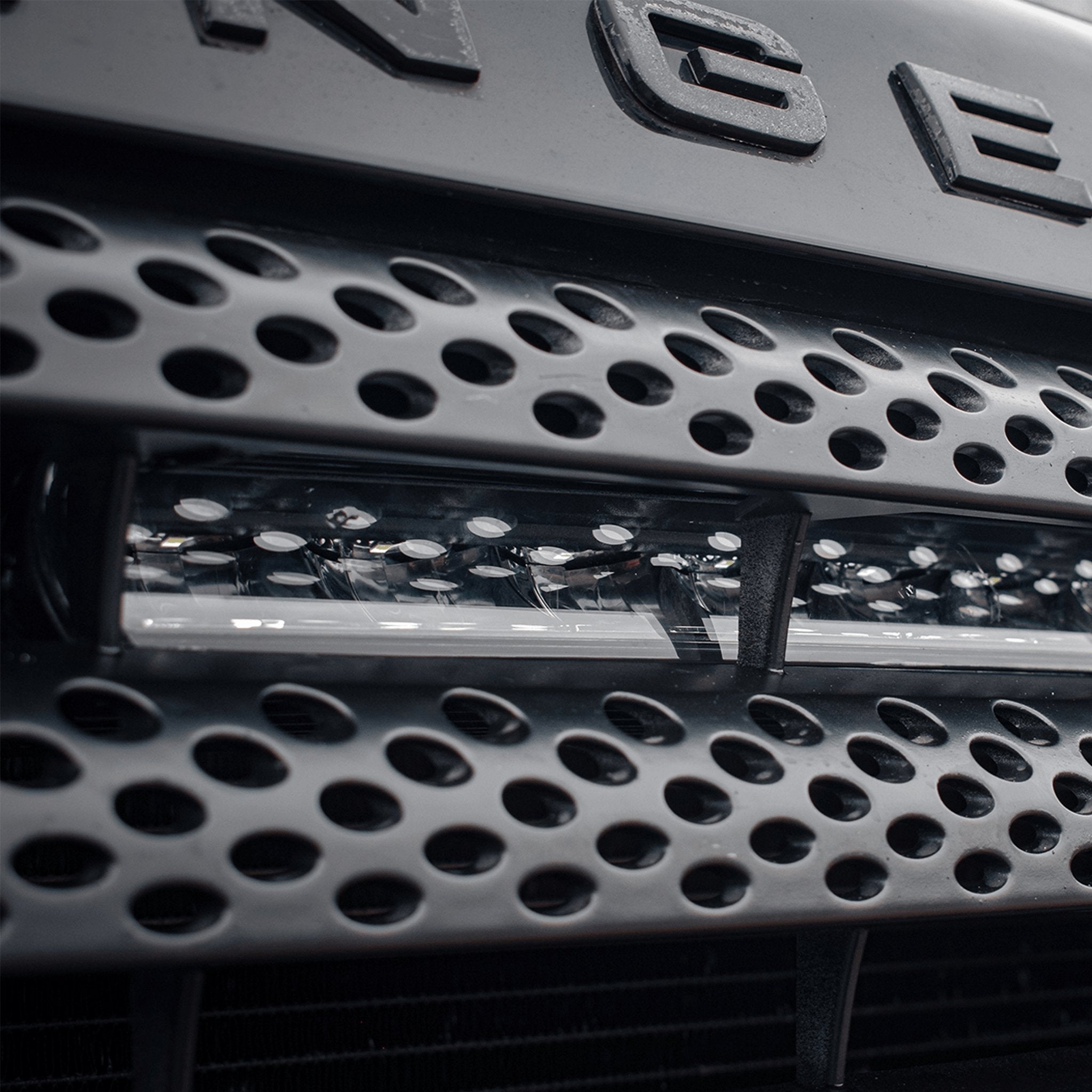 Stealth Range Rover Sport L320 2005-2009 20″ Luminous LED Integration Grille Kit – 8,400 Lumens