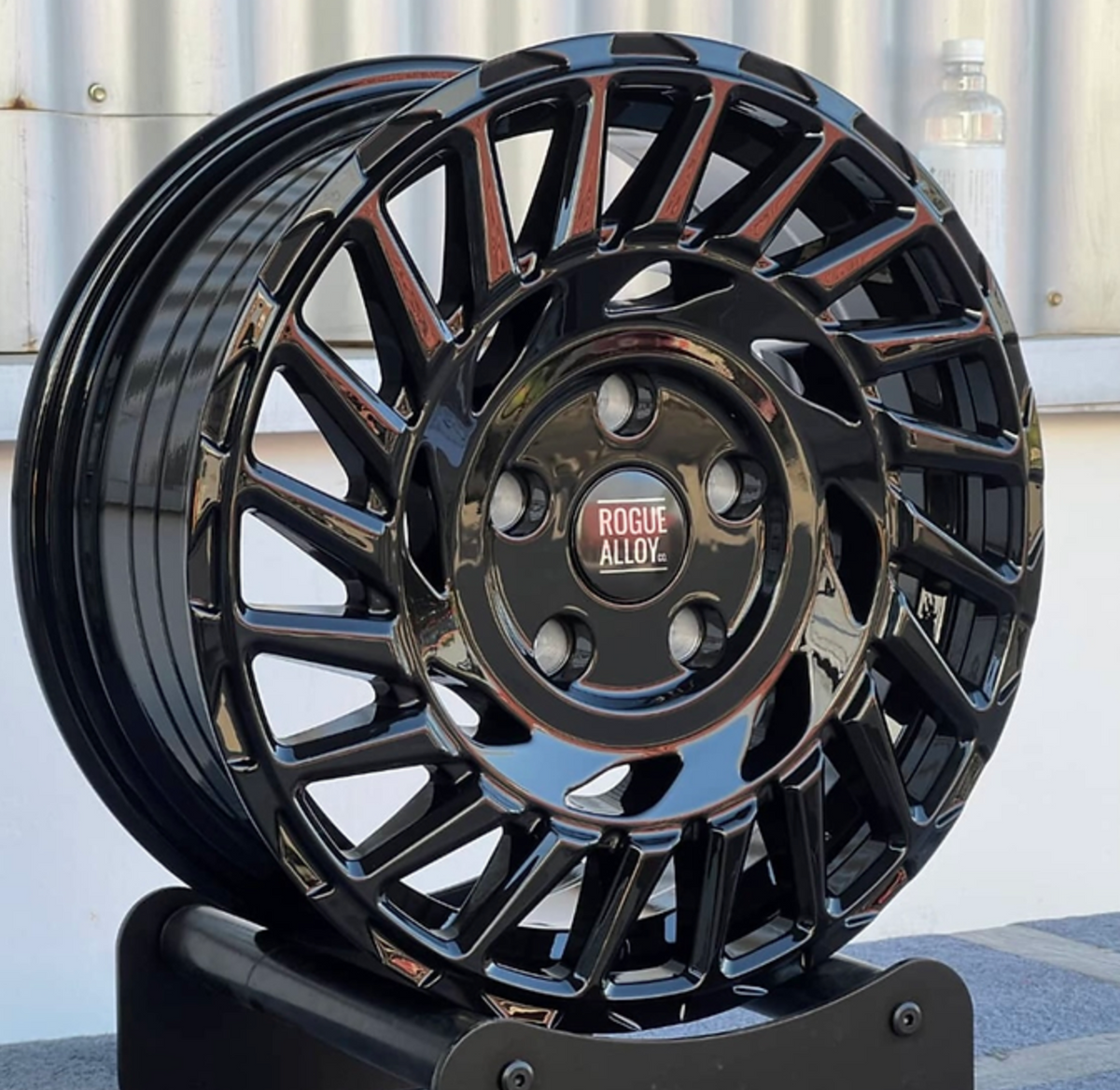 rogue-alloys-lc1-gloss-black-play-swamper-overland-play-dirty1.png