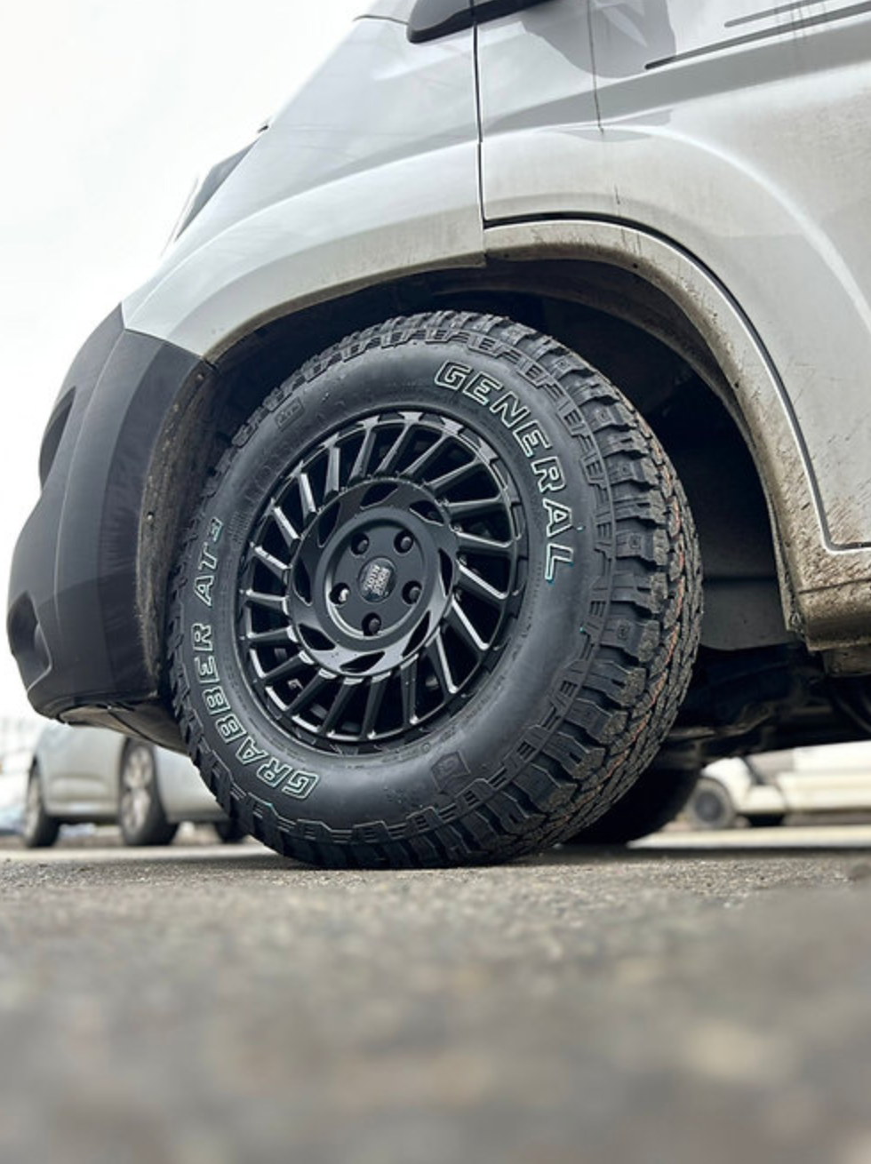 rogue-alloys-lc1-satin-black-play-swamper-overland-play-dirty1.png